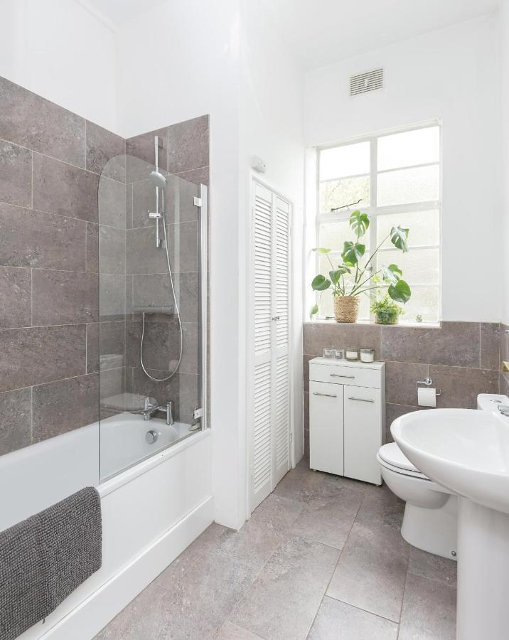 Chic 1 Bedroom Apartment In Bloomsbury, Sleeps 4 London Kültér fotó